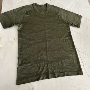 Men’s Lululemon Metal Vent Tech short sleeve medium shirt in olive green